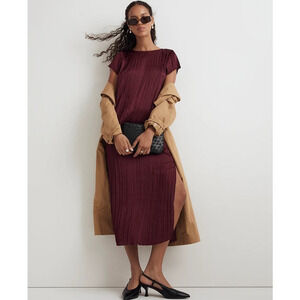 NWT Madewell Short-Sleeve Slip Midi Dress in Plisse in Mulberry Wine Size M